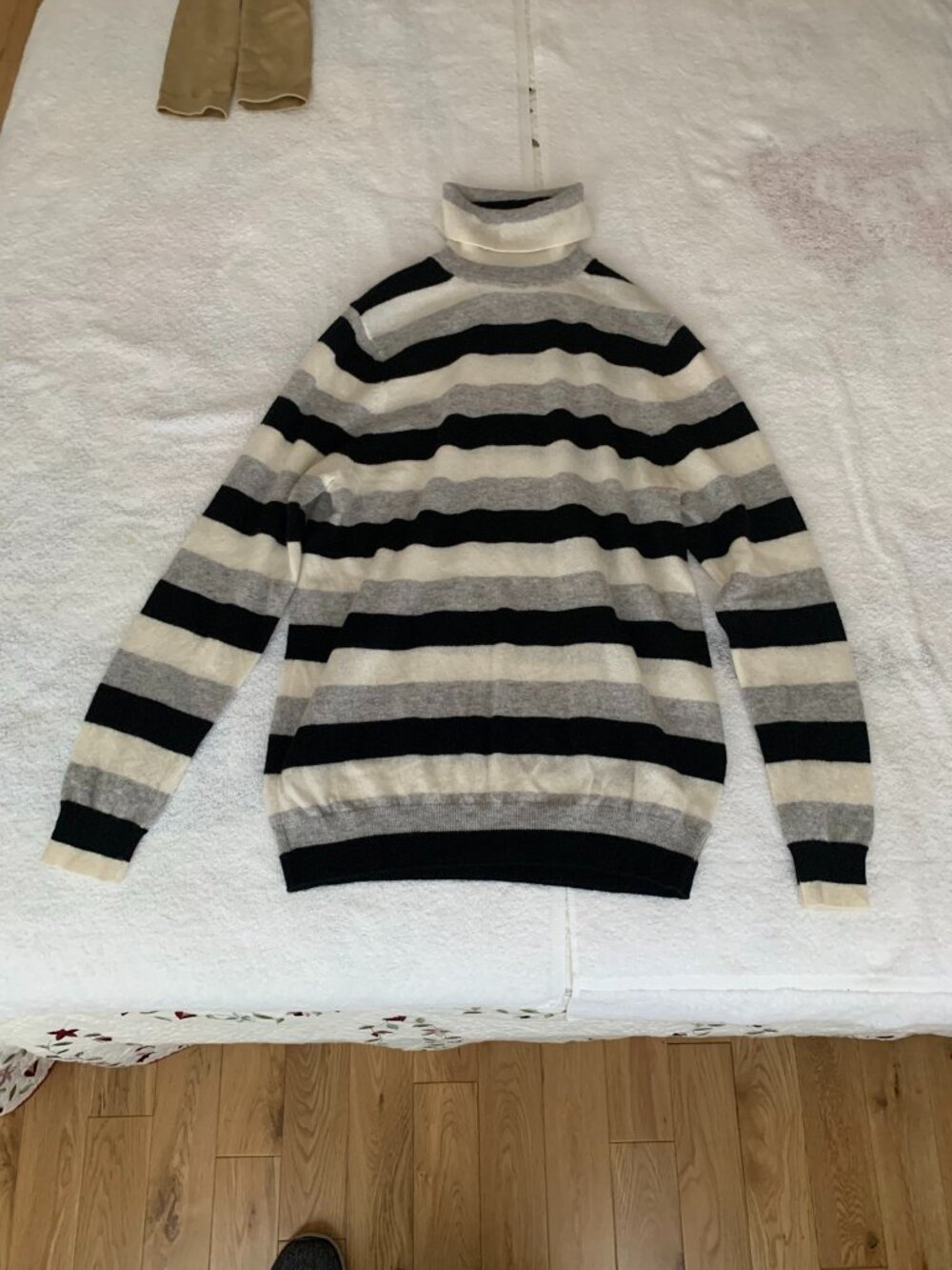 Cashmere turtle neck sweater